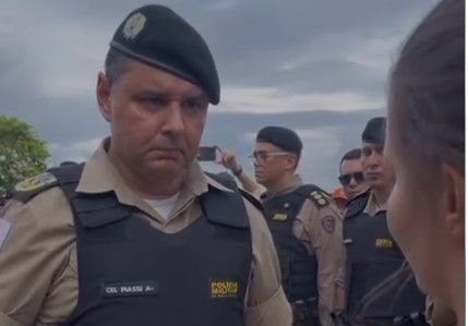Vídeo da PM que mostra viúva se despedindo de sargento causa comoção: ‘De cortar o coração’