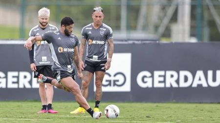 Sasha e Vargas observam arremate de Hulk em treino do Galo nesta quinta (19)
