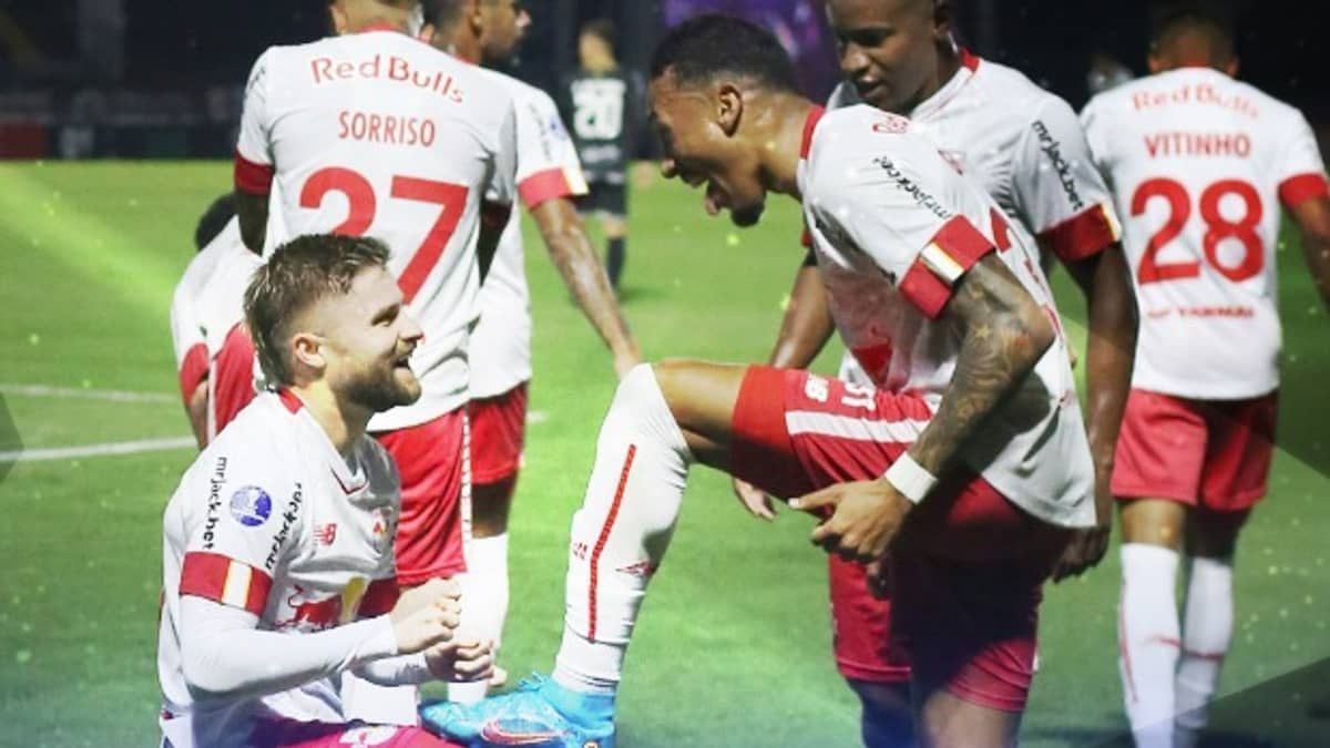 Com hat-trick de Sasha, Bragantino goleia por 7 a 1 e avança na Sul-Americana