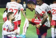 Com hat-trick de Sasha, Bragantino goleia por 7 a 1 e avança na Sul-Americana