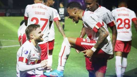 Sasha marcou três gols pelo Bragantino em goleada por 7 a 1