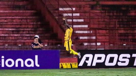 Sassá marcou o gol da vitória do Amazonas diante do Náutico nos Aflitos