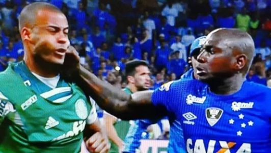 Sassá, pelo Cruzeiro, em 2018, brigou com Mayke na semifinal da Copa do Brasil