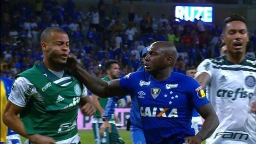 Sassá soca Mayke durante jogo entre Cruzeiro e Palmeiras