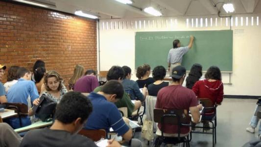Saúde sexual e reprodutiva também deve ser tratada pela escola, diz especialista