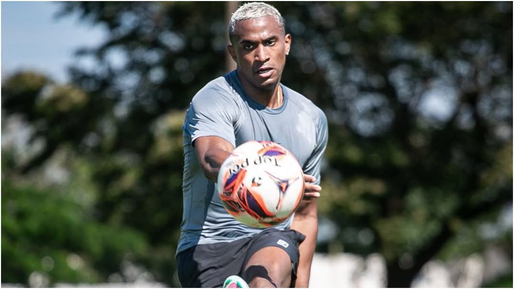 De férias, ex-jogador de América e Ceará faz treino físico em CT de clube mineiro