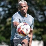 De férias, ex-jogador de América e Ceará faz treino físico em CT de clube mineiro