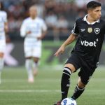 Savarino, do Botafogo, destaca boa atuação do Cruzeiro no Nilton Santos