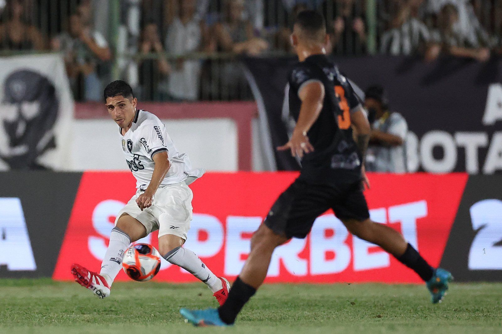 Botafogo marca no fim, vence o Nova Iguaçu e sobe na tabela do Carioca