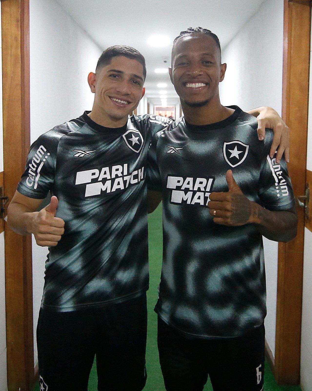 Parceiro de Tchê Tchê no Atlético, Savarino inicia trabalho no Botafogo