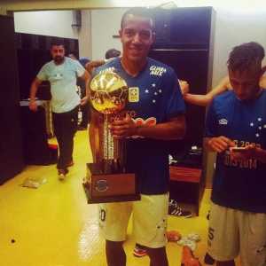 Breno Lopes com o troféu do Campeonato Brasileiro conquistado pelo Cruzeiro em 2014