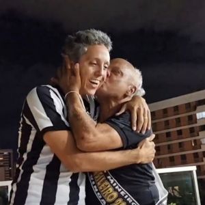 Philipe Van Lima abraçado com o pai Reinaldo, ídolo do Atlético