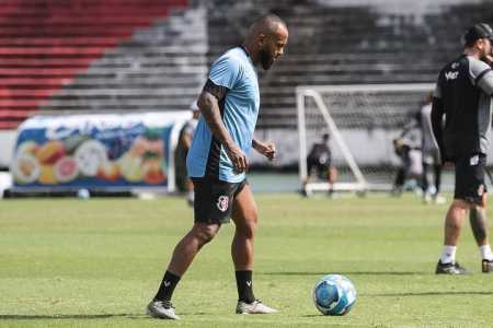 Chiquinho em treino do Santa Cruz em 2023