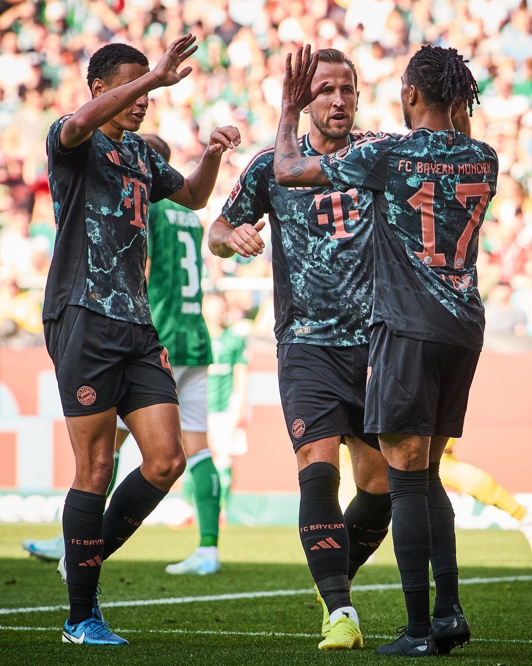 Olise brilha, Bayern goleia o Werder Bremen e dispara na liderança do Alemão