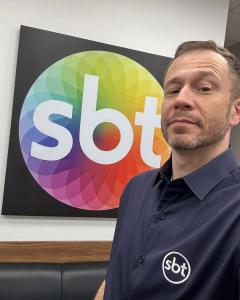 Tiago Leifert uniformizado no camarim do SBT