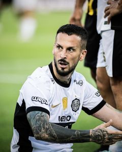 Darío Benedetto em partida pelo Olimpia