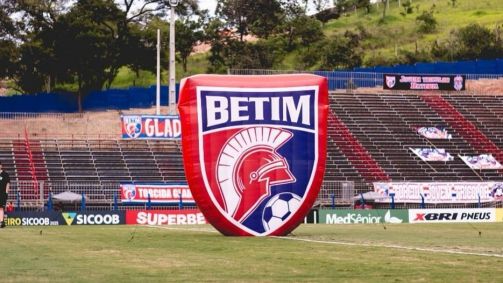 Escudo do Betim Futebol na Arena Urbsan, em Betim