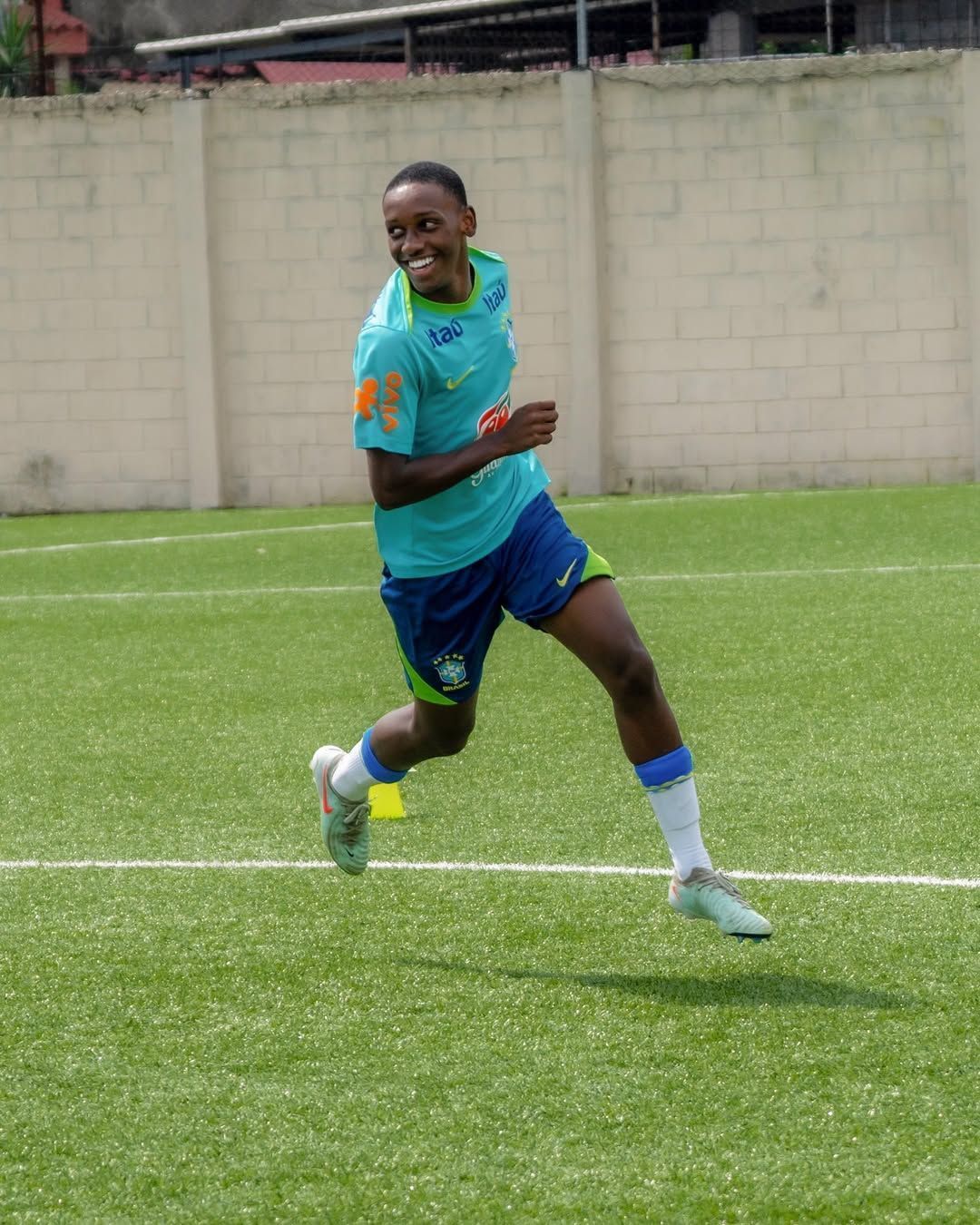 Jovem do Grêmio sofre entorse no tornozelo durante treino da Seleção Sub-17