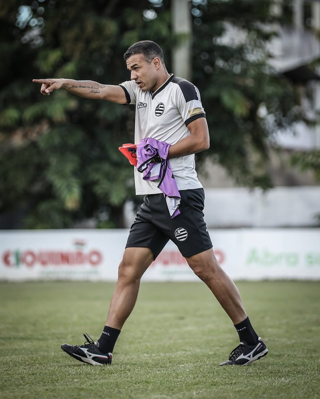Ex-Inter e hoje técnico do Athletic, Roger Silva fala sobre duelo com o Grêmio