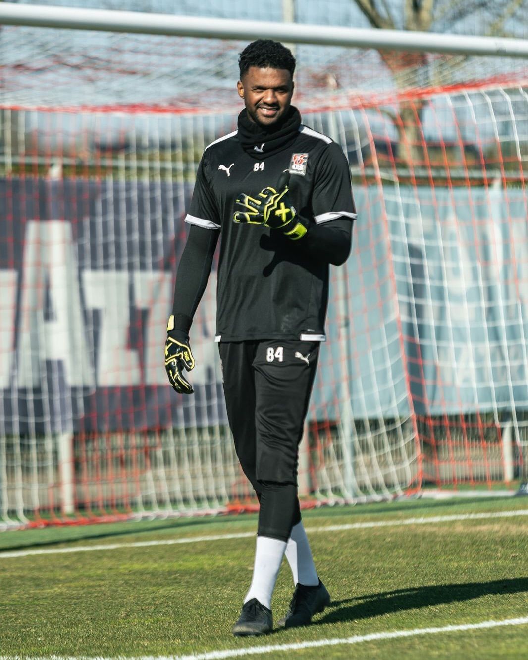 Ex-goleiro de Flamengo e Corinthians faz história em clube europeu aos 41 anos