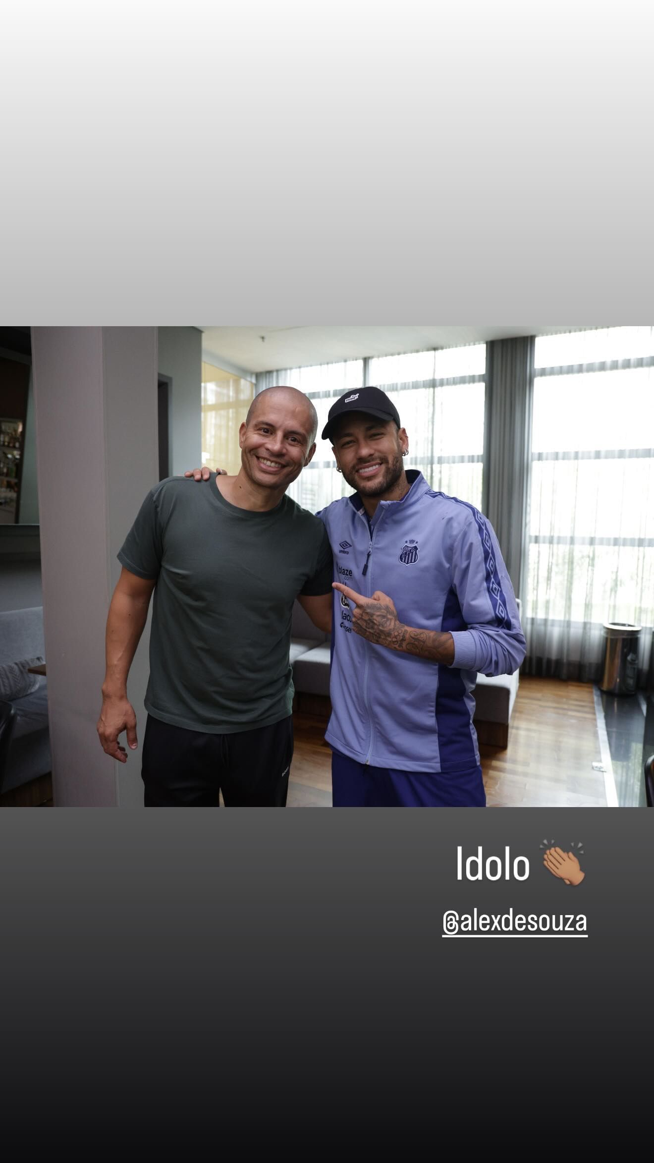 Neymar posa com multicampeão pelo Cruzeiro e rasga elogios: 'Ídolo'