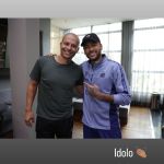 Neymar posa com multicampeão pelo Cruzeiro e rasga elogios: 'Ídolo'