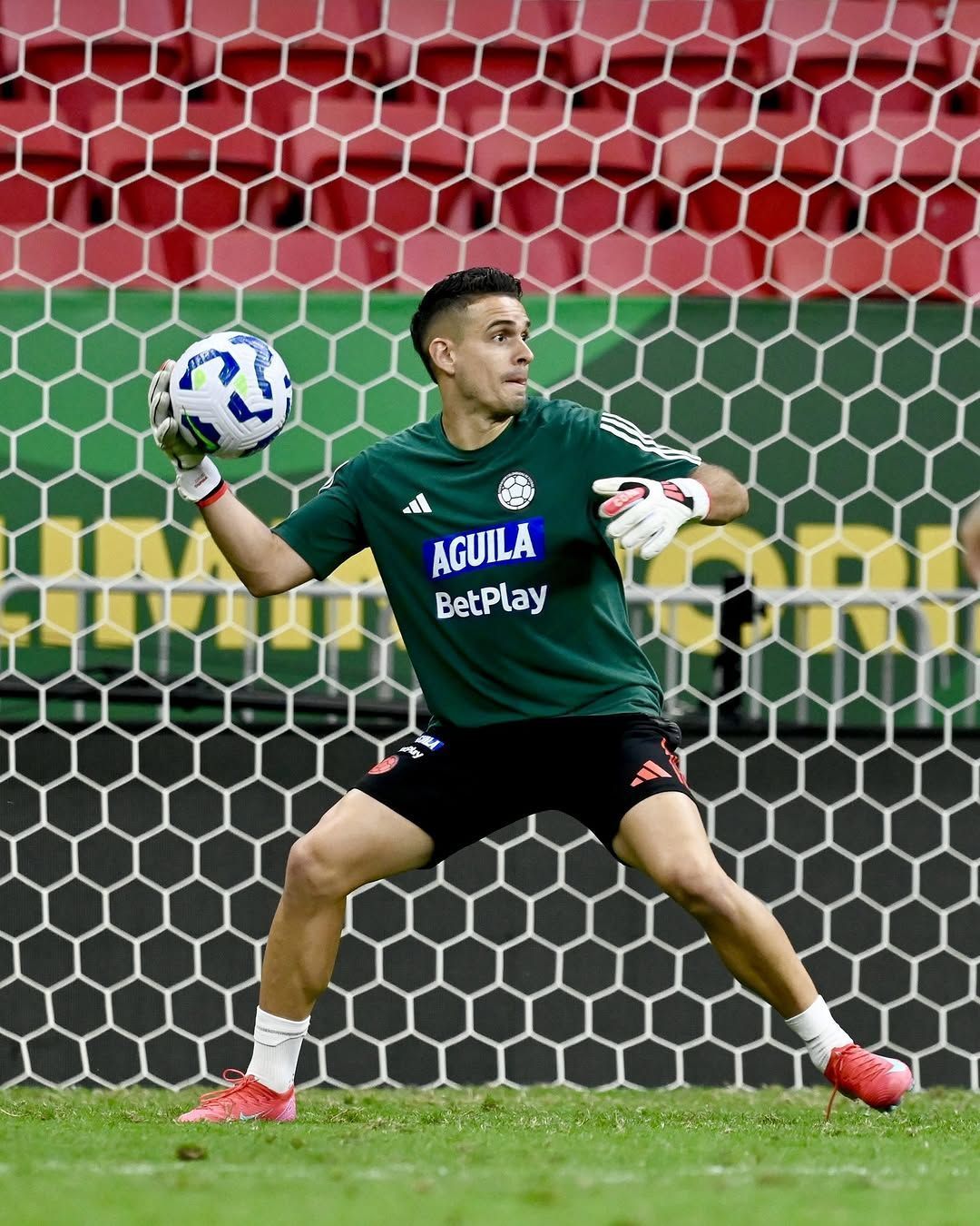 Atacante do Inter treina como goleiro da Colômbia antes de encarar o Brasil