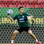 Atacante do Inter treina como goleiro da Colômbia antes de encarar o Brasil