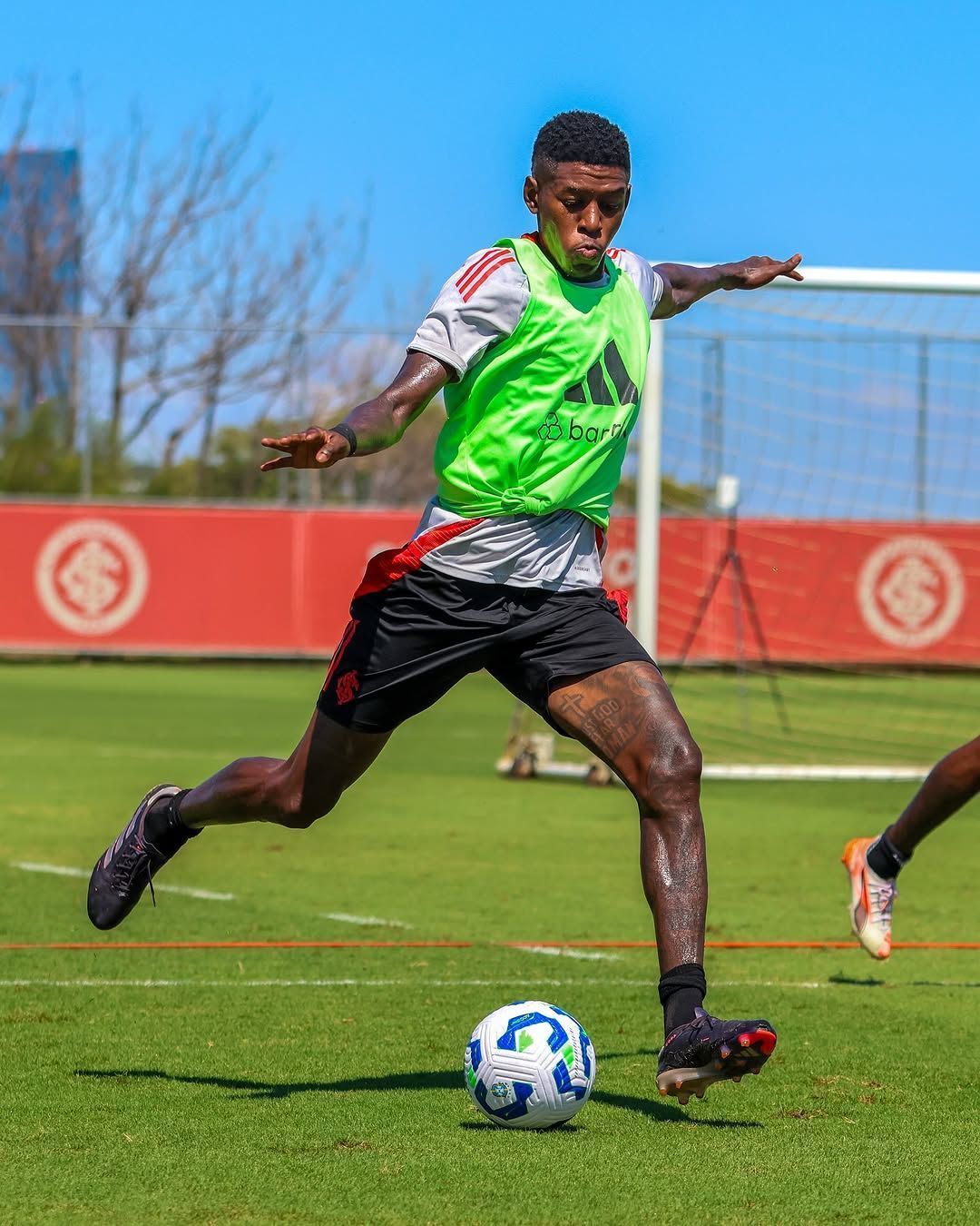 Zagueiro do Inter revela detalhes sobre procuras de Flamengo e Palmeiras