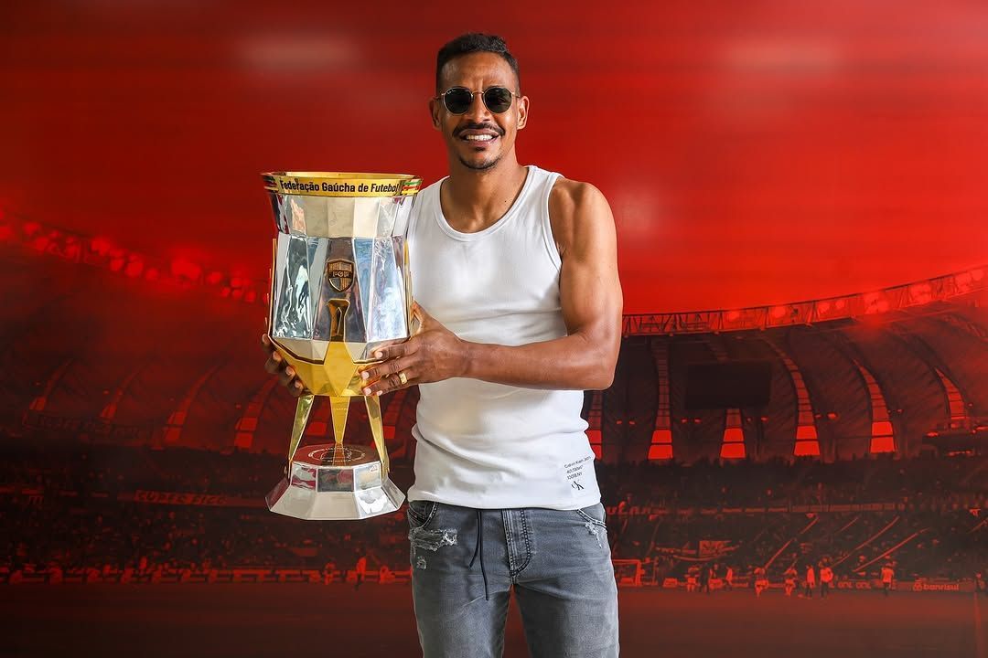 Jogadores do Inter posam com a taça do Gauchão no retorno às atividades; veja