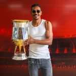 Jogadores do Inter posam com a taça do Gauchão no retorno às atividades; veja