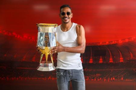 Jogadores do Inter com a taça do Gauchão