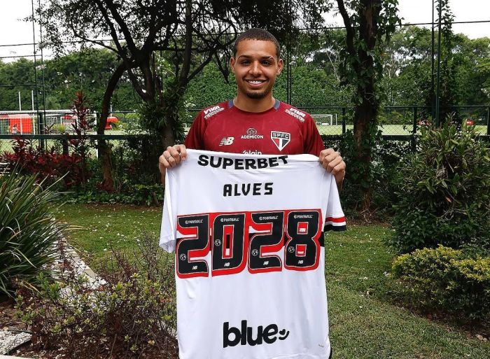 O São Paulo anunciou a renovação do contrato do meio-campista Matheus Alves, de 20 anos O São Paulo anunciou a renovação do contrato do meio-campista Matheus Alves, de 20 anos