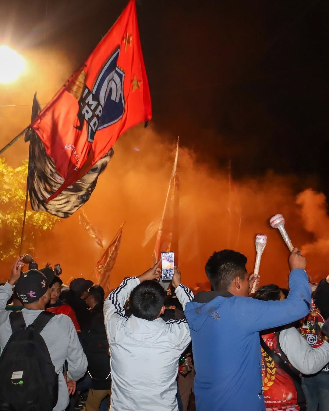 Torcida de rival do Atlético faz festa para time antes de jogo da Sul-Americana