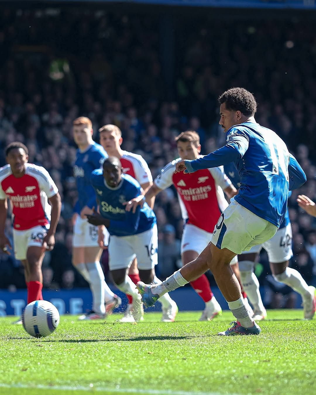 Arsenal poupa titulares e empata com o Everton pela Premier League
