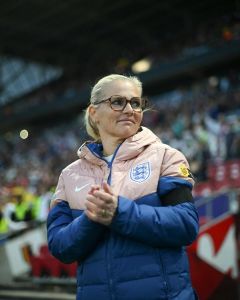 Sarina Wiegman em ação como treinadora da Inglaterra