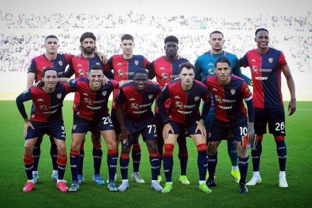 Yerry Mina (dir. sup.) junto do time do Cagliari