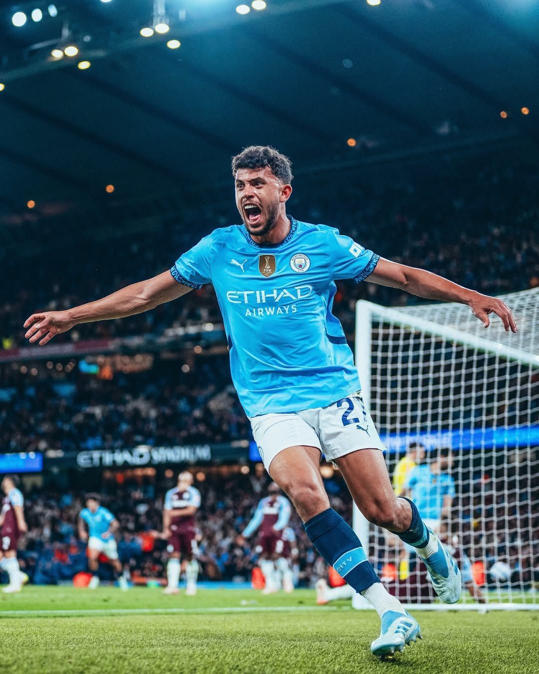 City sofre, mas vence Villa com gol no fim e ganha posição no G4 do Inglês