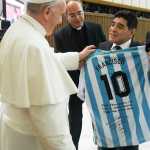 Papa Francisco era apaixonado por futebol e recebeu visita de astros do esporte
