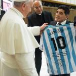 Papa Francisco era apaixonado por futebol e recebeu visita de astros do esporte