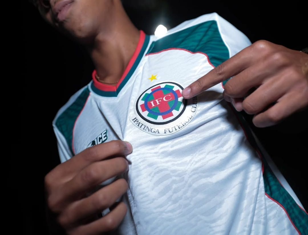 Ipatinga lança novo uniforme para 2025 com inspiração em título mineiro