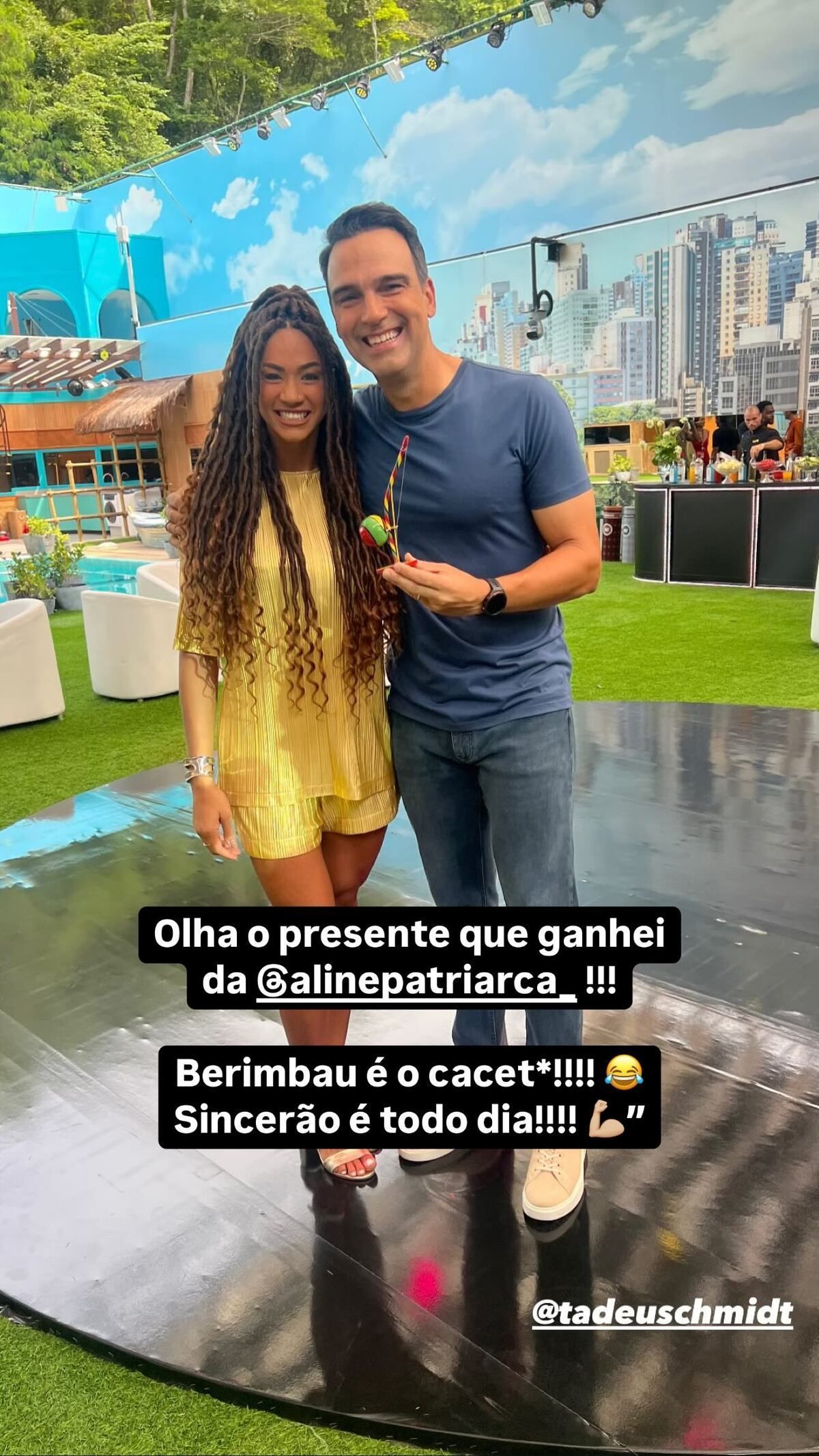 Tadeu Schmidt mostra presente que ganhou de Aline, ex-BBB 25