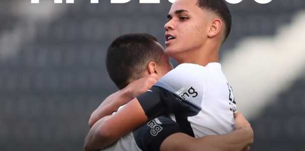Jogadores do Corinthians comemoram gol na Fazendinha, em São Paulo