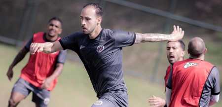 David Lucas, meio-campista do Itabirito, durante treino no Coimbra Sports, em Contagem