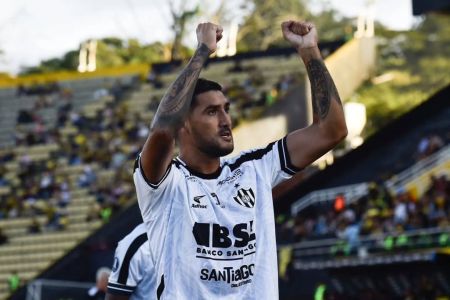 Jonathan Galván comemorando gol pelo Central Córdoba