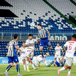 Jogadores de Sportivo Luqueño e Grau pela Sula