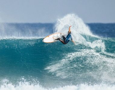 João 'Chumbinho' Chianca surfando em Margaret River