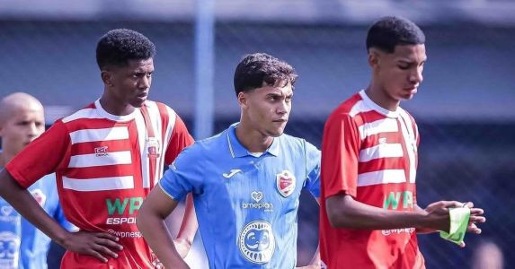 Filho de Hulk (ao centro da foto), do Atlético, em ação pelo Ibrachina-SP