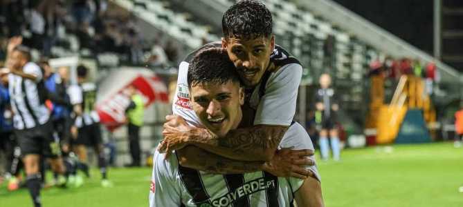 Isaac Tomich, jogador revelado pelo Atlético, com a camisa do Nacional-URU