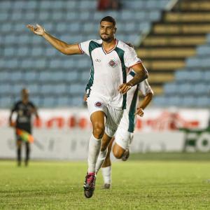 Felipe Ferreira comemorando gol pelo Ipatinga